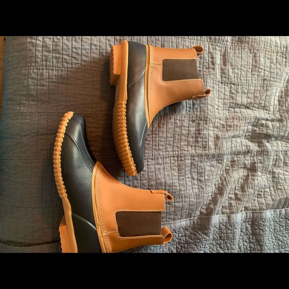 Brand new Lands Wnd womens duck boots. Size 8.5, runs small.  Navy blue - Picture 1 of 3